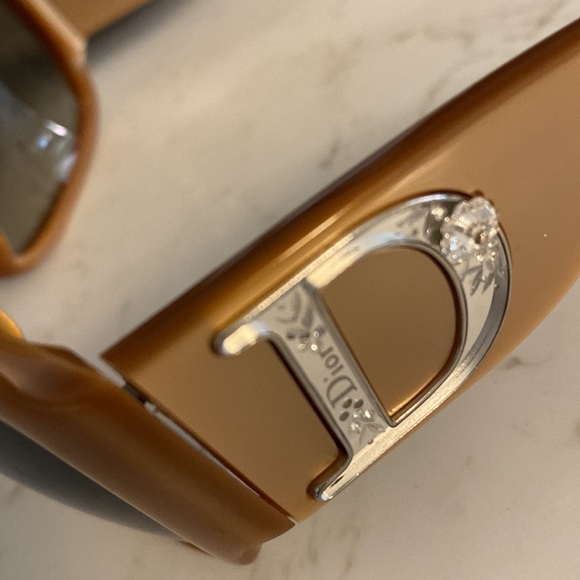 DIOR GORGEOUS SUNGLASSES - Picture 15 of 16